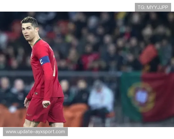 C罗背身一摆形成传中空档，葡萄牙进攻再拔高