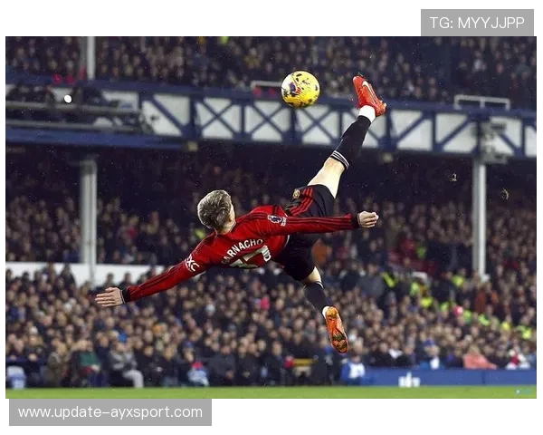 C罗深夜直播示范健身动作，粉丝忙跟练